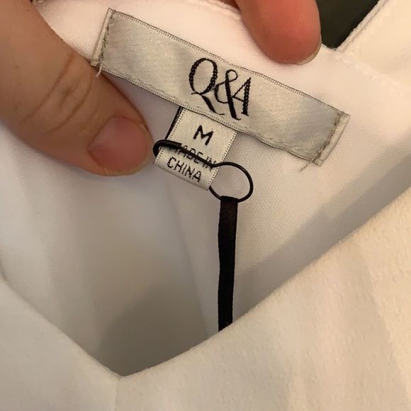 [Q & A] White Ruffle Embellished Dress - Size Medium NWT - Picture 3 of 4